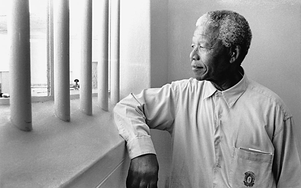 Nelson Mandela in seiner Zelle auf Robben Island, fotografiert von Jürgen Schadeberg