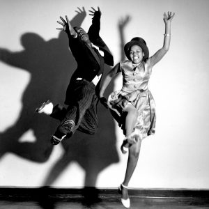 Ein tanzendes Pärchen, fotografiert von Jürgen Schadeberg