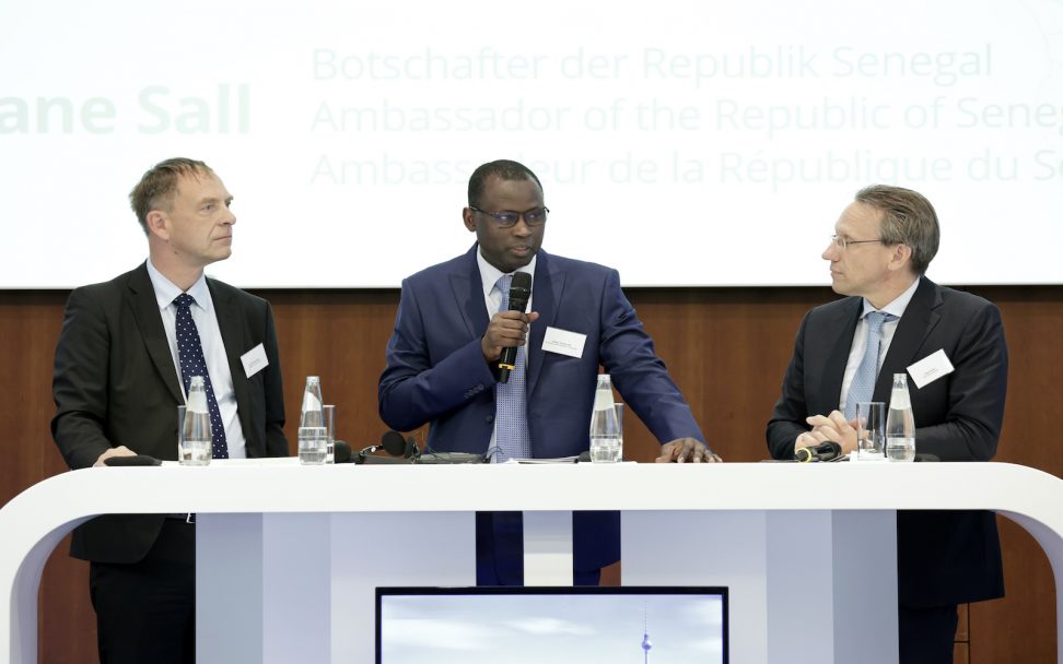 Christian Buck, S.E. Cheikh Tidiane Sall und Dr. Jörg Kukies